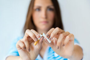 אישה שוברת סיגריה גמילה מעישון