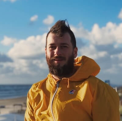 תמונה של איש עם מעיל צהוב